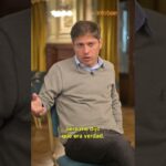 Hombre sentado en entrevista en interior con subtítulos amarillos y logo de medio digital, no puedo identificar a la persona en la imagen