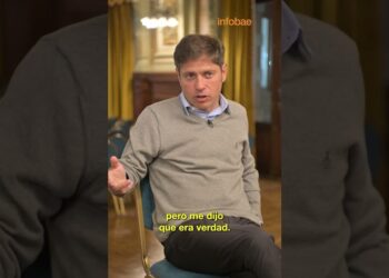 Hombre sentado en entrevista en interior con subtítulos amarillos y logo de medio digital, no puedo identificar a la persona en la imagen
