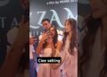 Grupo de jóvenes posando en un estreno mientras se toman un selfie, ¿Quién es la nueva pareja de Axel? Descubre su historia de amor