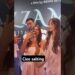 Grupo de jóvenes posando en un estreno mientras se toman un selfie, ¿Quién es la nueva pareja de Axel? Descubre su historia de amor