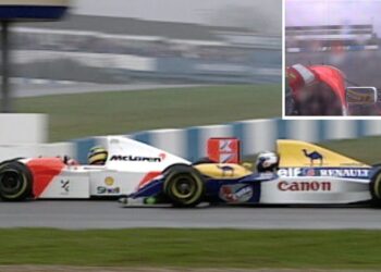 El legado eterno de Ayrton Senna en el automovilismo: monoplazas clásicos en duelo sobre pista mojada.