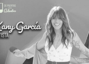 Retrato en blanco y negro de una cantautora sonriente en una imagen promocional