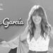 Kany García: Descubre de dónde es la talentosa cantautora 27 Retrato en blanco y negro de una cantautora sonriente en una imagen promocional