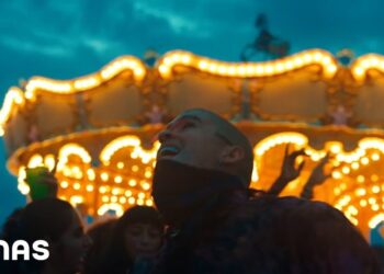 Descubre la familia de Bad Bunny: secretos y curiosidades reveladas en un carrusel nocturno lleno de luces y gente celebrando