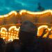 Descubre la familia de Bad Bunny: secretos y curiosidades reveladas en un carrusel nocturno lleno de luces y gente celebrando