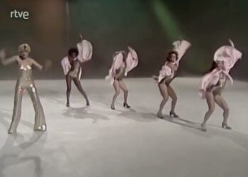 Bailarinas en un número musical retro sobre un escenario iluminado; Dónde vive Bárbara Rey: descubre su lujosa casa en Marbella