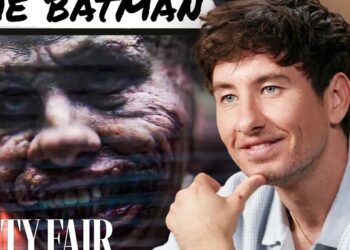 Hombre sonriente junto a un montaje editorial con un rostro oscuro y cicatrices, contraste fotográfico en portada de revista