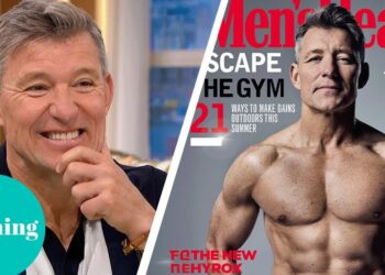 Presentador televisivo sonriente en plató junto a su propia portada de revista que muestra su físico atlético