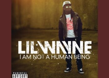 Figura masculina con gorra, gafas y ropa urbana sobre un fondo desgastado con tipografía blanca prominente; ¿Cuánto dinero tiene Bill Gates? Descubre su fortuna y secretos