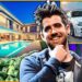 Hombre sonriente frente a una mansión con piscina, montones de dinero, coche deportivo y estudio gamer, descubre cuánto dinero tiene realmente
