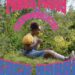 Joven sentada en una ladera cubierta de hierba leyendo un libro entre la vegetación; Descubre el impactante adelanto de la nueva serie de Netflix que te dejará sin aliento y con un elenco de estrellas ¡No te lo pierdas!
