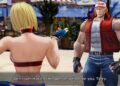 Parejas de KOF: Descubre los romances más icónicos y apasionantes en una escena de playa con un luchador de gorra y una combatiente en bikini.