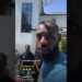 Hombre con barba en primer plano frente a una canasta de baloncesto y dos jóvenes detrás, bronny bryce