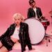 Músicos sobre un fondo rosa con chaquetas de cuero y batería; ¿De dónde es Bruno Mars? Descubre sus raíces hawaianas y más