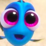Pez azul de ojos enormes mirando al frente inspirado en buscando nemo