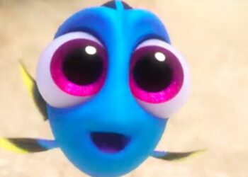 Pez azul de ojos enormes mirando al frente inspirado en buscando nemo