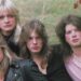 ¿Qué fue de Europe? Descubre la vida actual de sus miembros en esta imagen de un grupo de rock con cabello largo y estética ochentera al aire libre.