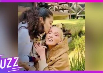 Mujer sonriente abrazada por una joven junto a un cachorro en un jardín, La familia de Yuri: amor y adopción en la vida de la cantante