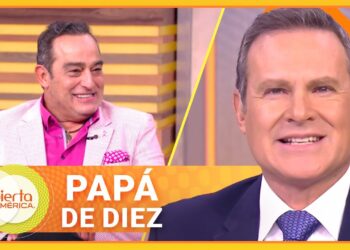 Dos presentadores sonrientes en un set de televisión con el logo 'Despierta América' y el titular 'PAPÁ DE DIEZ' — Las parejas de Omar Fierro: secretos y romances inolvidables
