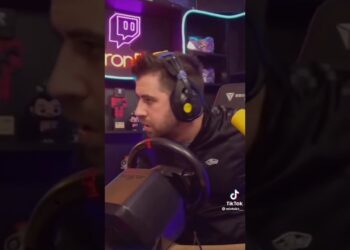 La sorprendente casa de Auronplay: secretos y detalles revelados en un estudio de streaming con auriculares, micrófono amarillo, silla gaming y estantería con figuras coleccionables