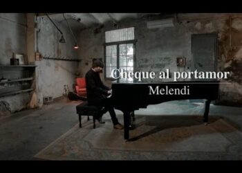 Músico al piano en una sala rústica, Caché de Melendi: descubre cuánto cobra por sus conciertos.