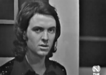Retrato en blanco y negro de un cantante joven en estudio televisivo, La familia de Camilo Sesto: secretos y legado del cantante.