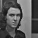 La familia de Camilo Sesto: secretos y legado del cantante 23 Retrato en blanco y negro de un cantante joven en estudio televisivo, La familia de Camilo Sesto: secretos y legado del cantante.