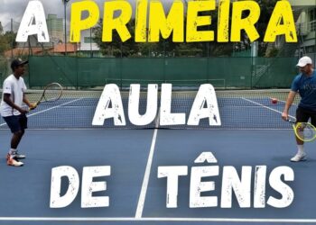 Descubre el impresionante jardín de Ricky Gervais que podría ser el nuevo Wimbledon ¡No podrás creerlo! Dos jugadores y un entrenador practicando en una pista de tenis azul con red en el centro.