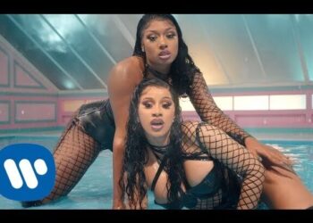 Dos mujeres posando sensualmente en una piscina interior con trajes de malla y estética de videoclip, actitud de baile provocador.