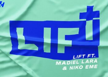 Tela verde con logotipo azul LIFT, texto de colaboración y marca Carlos Herrera; Dónde trabaja Carlos Herrera: descubre su trayectoria y proyectos.