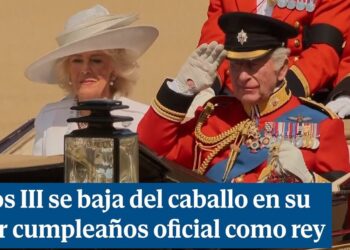 Descubre el sorprendente snack favorito de un rey que su equipo le regala cada año en su cumpleaños: pareja en carruaje ceremonial con uniforme de gala y medallas