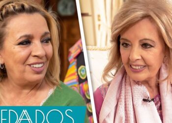 Dos mujeres adultas en primer plano sonriendo durante una entrevista en un plató de televisión