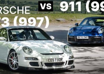 Dos Porsche deportivos, un GT3 (997) blanco y un 911 (992) azul aparcados bajo árboles con sombras; ¿Qué fue de Nek? La sorprendente vida del cantante de “Laura no está”