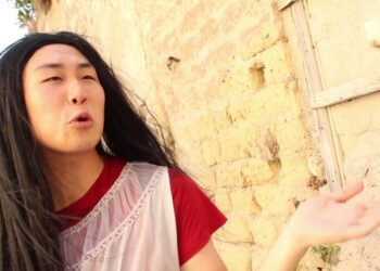 Escapadas perfectas en La Casa de Felisin: naturaleza y confort junto a un muro rústico con persona de gesto expresivo