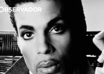 Retrato en blanco y negro de un icónico artista con mirada intensa y mano junto al rostro, La increíble casa de un icónico artista en Beverly Hills que debes conocer