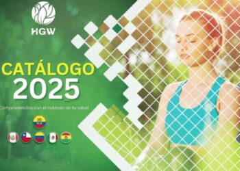 Descubre los secretos imprescindibles para crear un catálogo de productos que cautive a tus clientes: portada verde del Catálogo 2025 con una mujer relax y diseño geométrico.