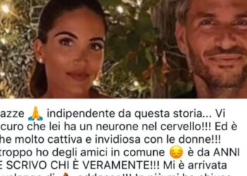 Descubre dónde vive Chiara Ferragni: lujo y estilo en Milán en una elegante escena nocturna con dos personas y vegetación iluminada.