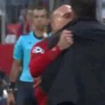 Entrenador y oficiales en la banda durante un partido, tensión en el abrazo y El sorprendente sueldo de Cholo Simeone que todos quieren saber
