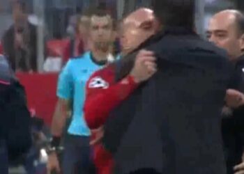 Entrenador y oficiales en la banda durante un partido, tensión en el abrazo y El sorprendente sueldo de Cholo Simeone que todos quieren saber