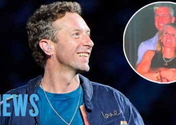 Cantante sonriente en el escenario con una imagen circular de una pareja abrazada; el artista revela lo inesperado en su regreso tras el beso viral que sorprendió a todos