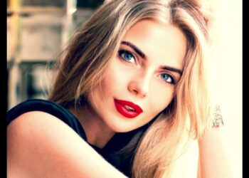 Retrato luminoso de una mujer rubia con ojos azules y labios rojos; Descubre la clínica estética en Málaga que está revolucionando los tratamientos faciales y corporales