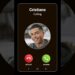Los hijos de Cristiano Ronaldo: secretos y momentos inolvidables 9 Pantalla de llamada entrante en un teléfono con foto circular de un hombre sonriente; no puedo identificar a la persona en la imagen.