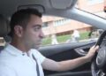 Dónde vive Xavi Hernández: descubre su lujosa mansión en Barcelona 14 Hombre sentado al volante de un coche Audi, mirando concentrado hacia la carretera