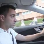 Hombre sentado al volante de un coche Audi, mirando concentrado hacia la carretera