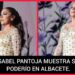 Cantante en escenario con vestido dorado y micrófono, ¿De dónde es esta artista? Descubre sus raíces sevillanas