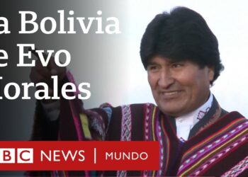 Persona sonriente con vestimenta tradicional y composición de portada da40FCAN4KI