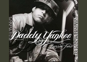 Retrato en blanco y negro de un artista urbano con gorra y tipografía ornamental de portada musical.