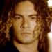 La conmovedora reacción del hijo de David Bisbal al descubrir su fama en un primer plano íntimo de un joven de rizos junto a una vela.