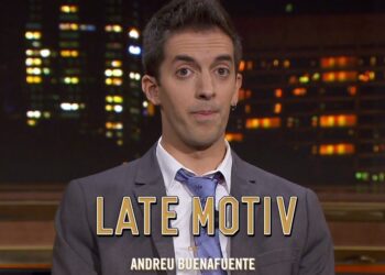 Hombre con traje y corbata en un plató nocturno frente al rótulo LATE MOTIV, david broncano 2