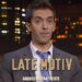 Hombre con traje y corbata en un plató nocturno frente al rótulo LATE MOTIV, david broncano 2